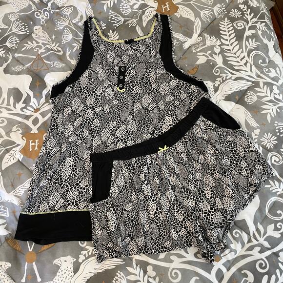 (2) Dillards Pajamas M shorts / S top AOP black white giraffe animal print - Picture 1 of 15